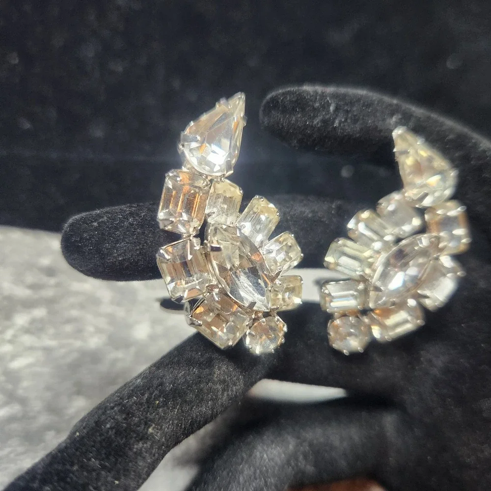 Vintage wiess Clear Rhinestone Clip On Earrings Silver‎ Tone Crawler Fan Bridal